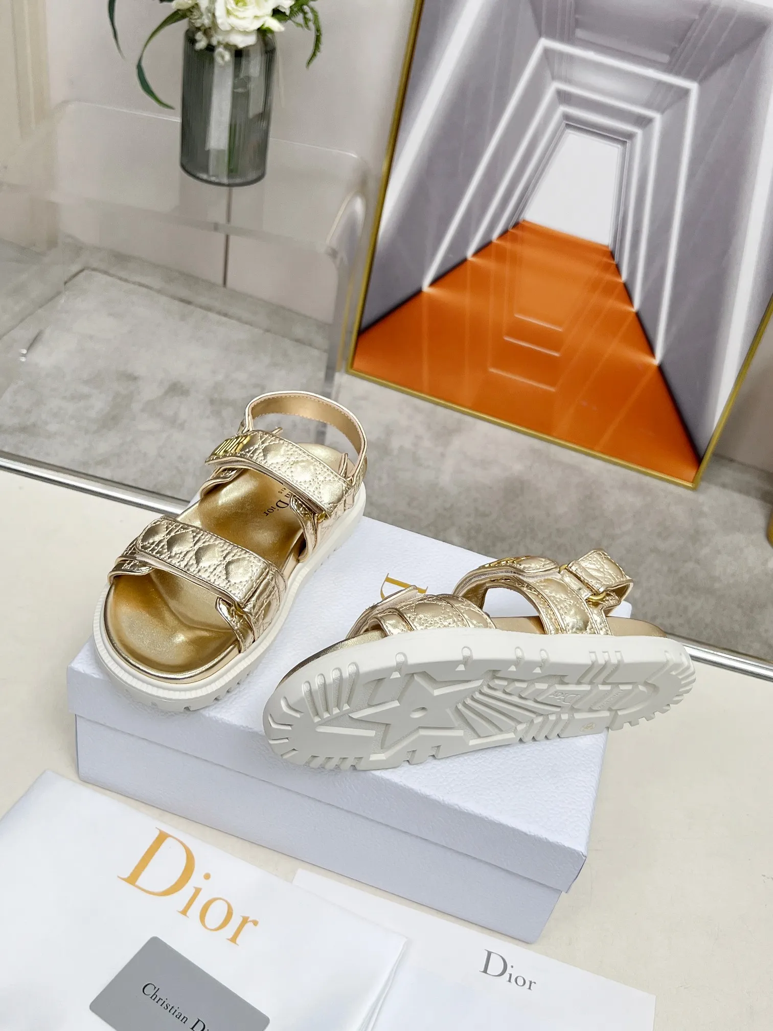 👟👟Ex-factory price 500👟👟Dior👏👏new classic style. 🔥Purchasing-level qualityThe most popular thick-soled sandals in foreign counters. Upper➕Inside: original customized material, original mold opening of sole 1.1 (lightweight, code number 35-40 (41/42 can be customized)